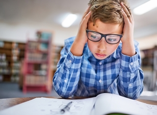 jongen lezen handen in haar