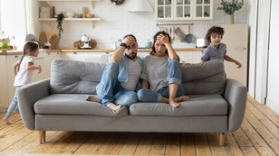 ouders op bank kinderen rennen