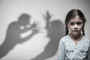 ouders ruzzie meisje voorgrond grijs